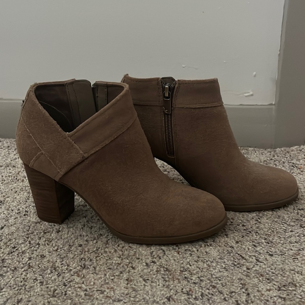 Koolaburra by UGG Ortholite Tan Suede Booties